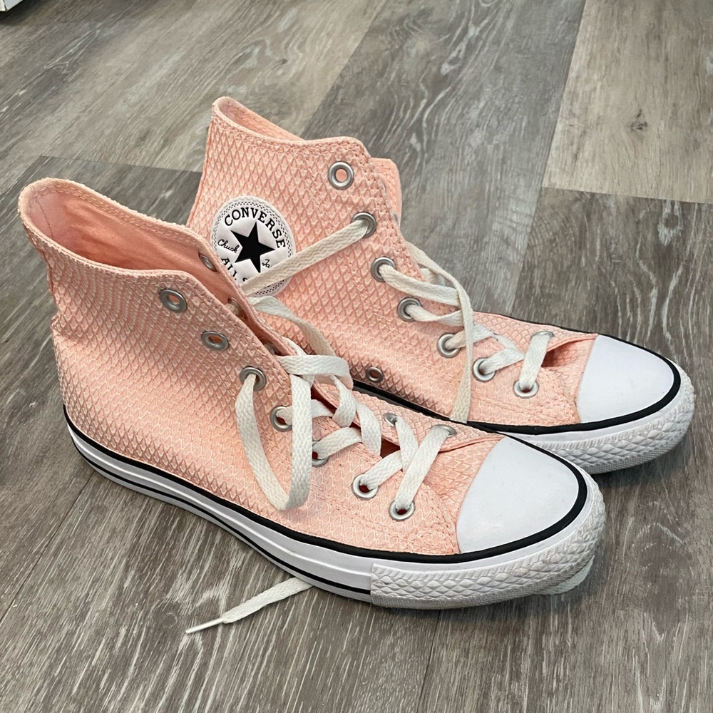 Light pink texture converse